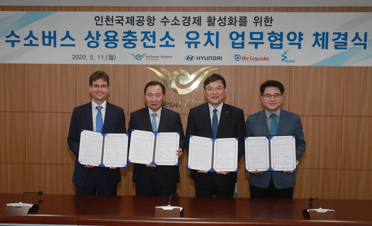 (From left) Air Liquid Korea CEO Guillaume Cottet, Hyundai Motor Group President Han Sung-kwon, Incheon International Airport Corp. CEO Koo Bon-hwan and Hydrogen Energy Network Corp. CEO Yoo Jong-su pose for a pose after the signing ceremony held on Monday. (Hyundai Motor Group)