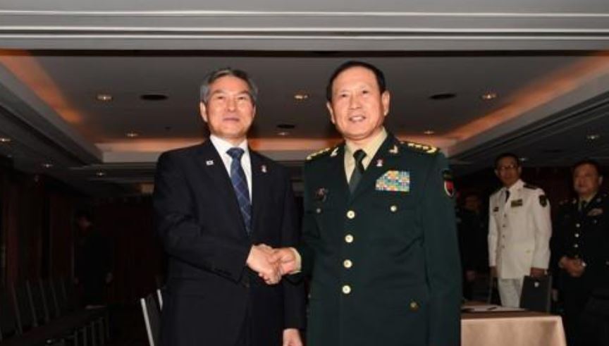 South Korea`s Defense Minister Jeong Kyeong-doo (L) shakes hands with his Chinese counterpart, Wei Fenghe, during their bilateral meeting in Bangkok on Nov. 17, 2019. (Yonhap)