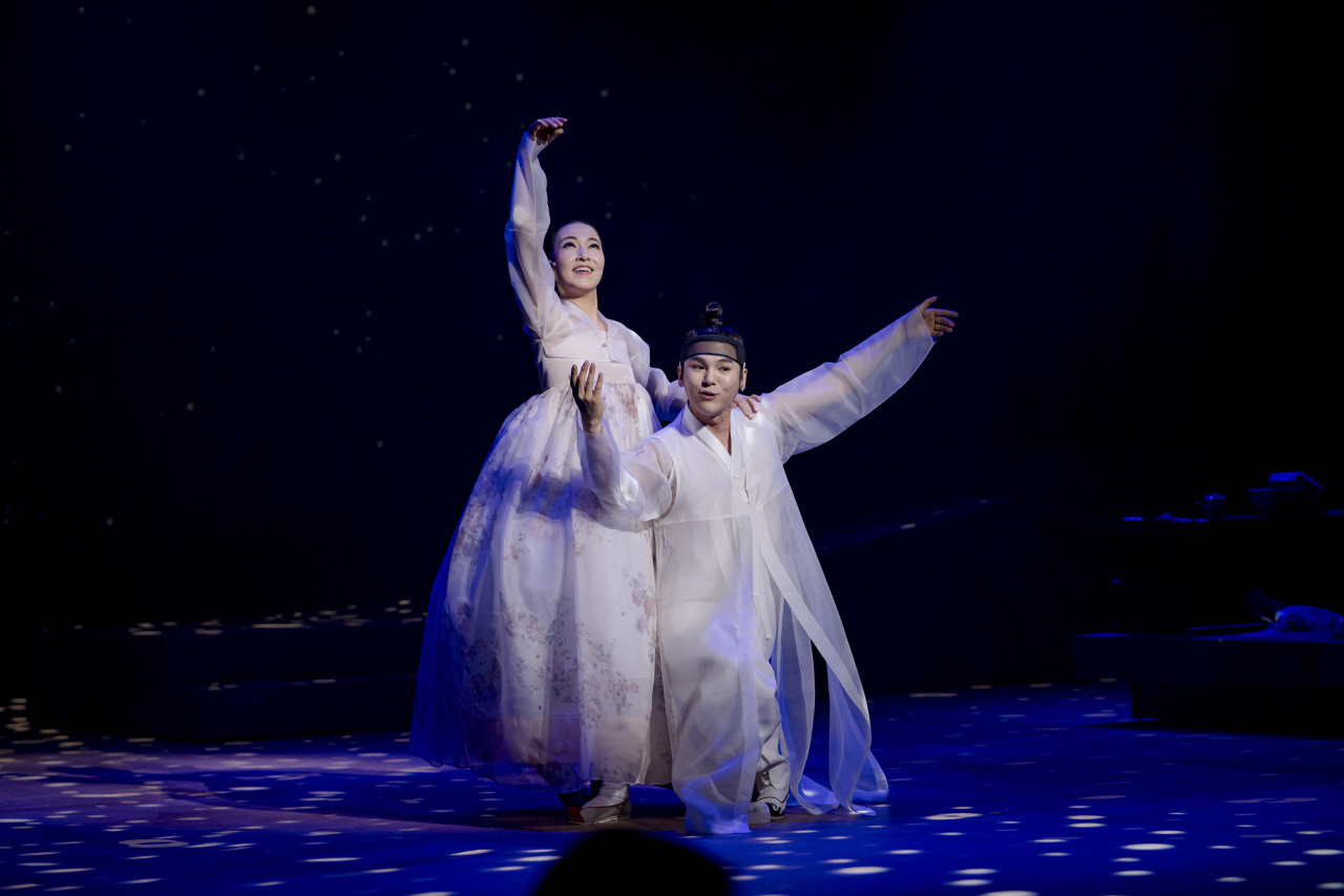 A scene from “Sarangga” shows Chun-hyang (left) and Mong-ryong promising to love each other to death. (National Theater of Korea)