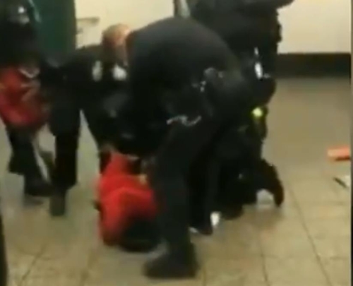 마스크 착용을 둘러싼 언쟁끝에 경찰에 체포되는 여성 (트위터 캡처-연합뉴스)