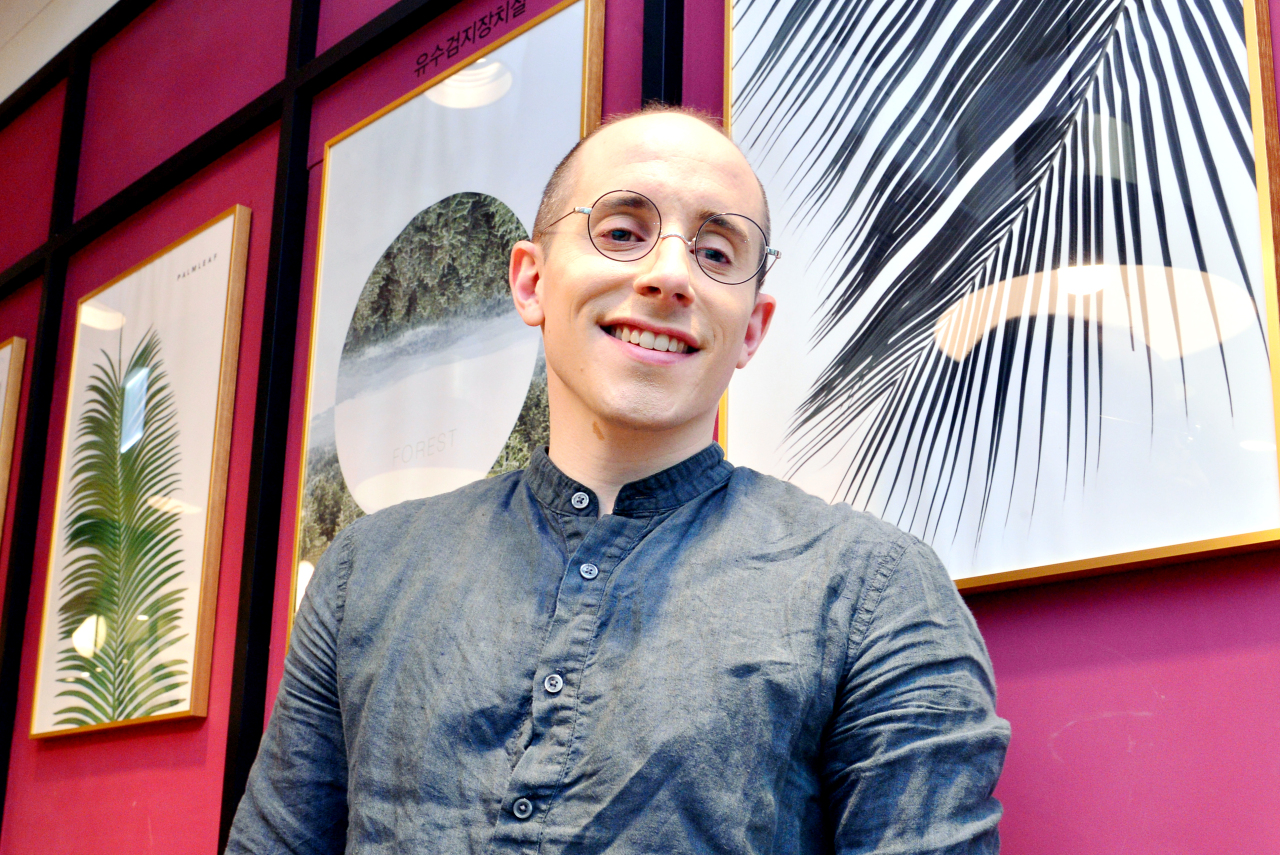 Television personality Tyler Rasch poses for photos at co-working space Fast Five in western Seoul on May 11. (Photo by Park Hyun-koo/ The Korea Herald)