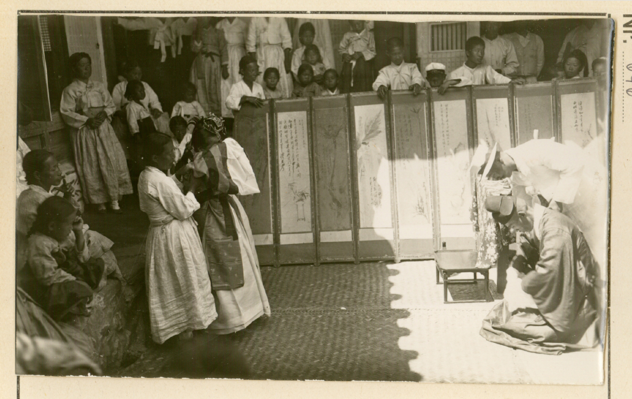 A scene of traditional wedding from Archabbot Norbert Weber’s documentary film “Korean Wedding” shot in 1925 (Overseas Korean Cultural Heritage Foundation)