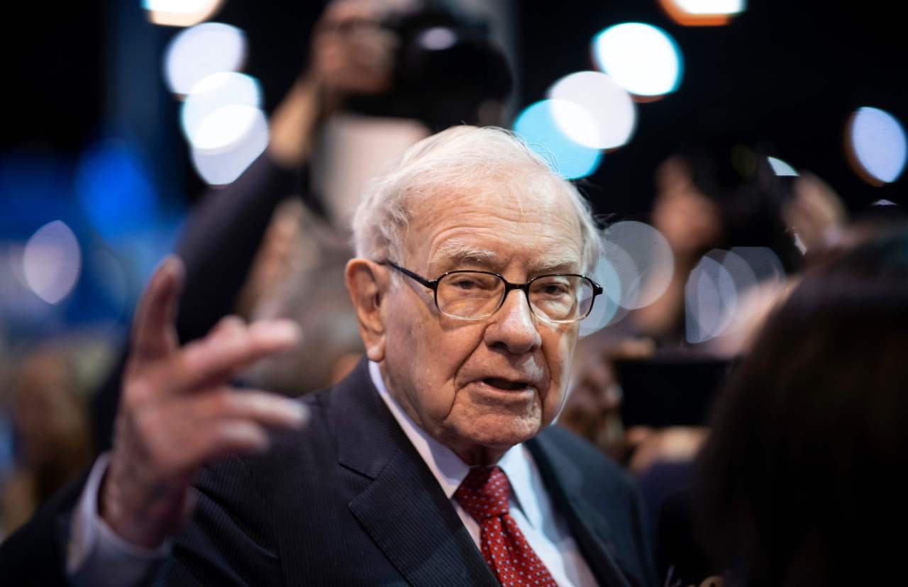 In this file photo taken on May 4, 2019, Warren Buffett, CEO of Berkshire Hathaway, speaks to the press as he arrives at the 2019 annual shareholders meeting in Omaha, Nebraska. - Hard-hit by the market rout surrounding the coronavirus pandemic, Berkshire Hathaway has reported first-quarter net losses of nearly $50 billion, it reported on May 2, 2020. (AFP-Yonhap)