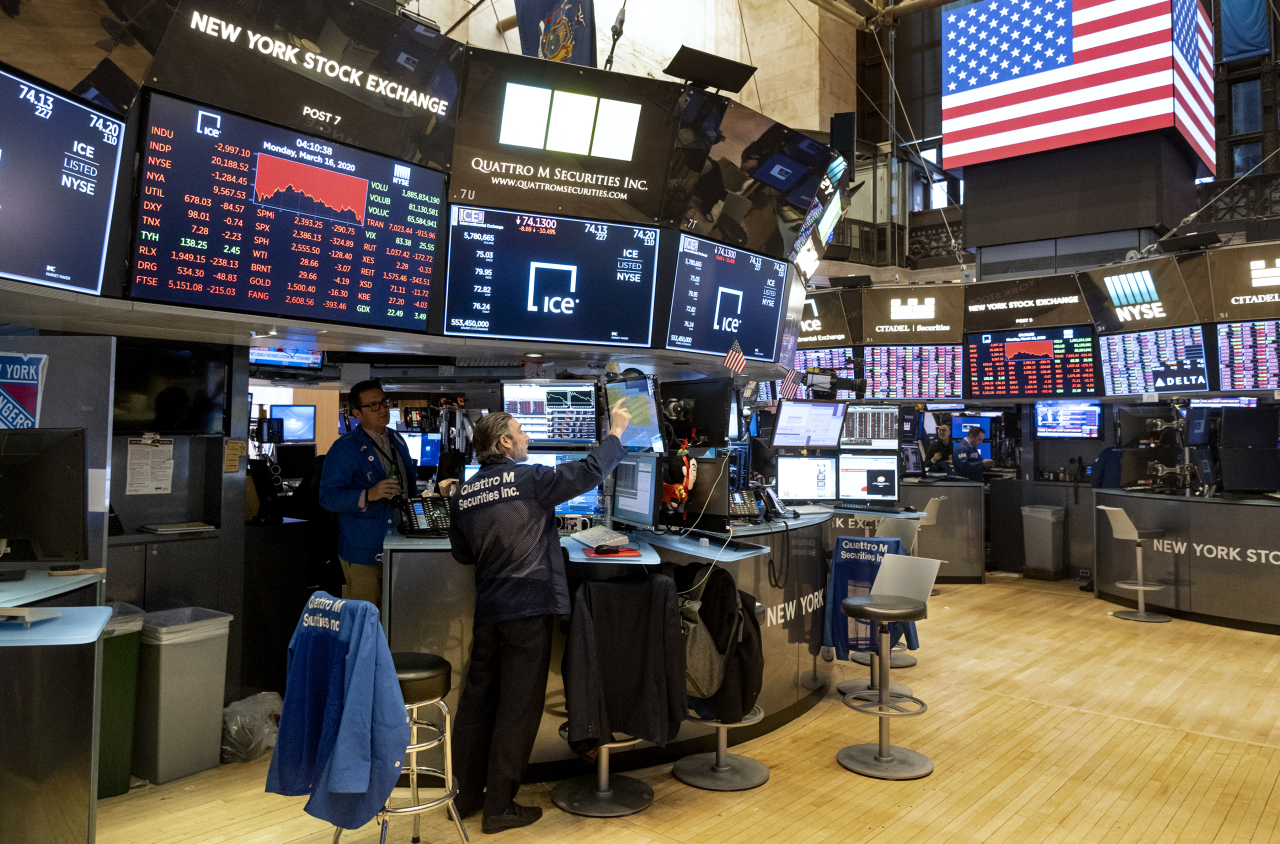 On March 16, traders work on the floor of the New York Stock Exchange near the end of the trading day. (AP-Yonhap)