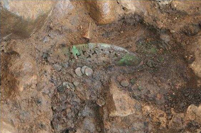 The gilt-bronze shoes discovered May 15 in tomb No. 120-2 in Hwangnam-dong, Gyeongju, North Gyeongsang Province (CHA)