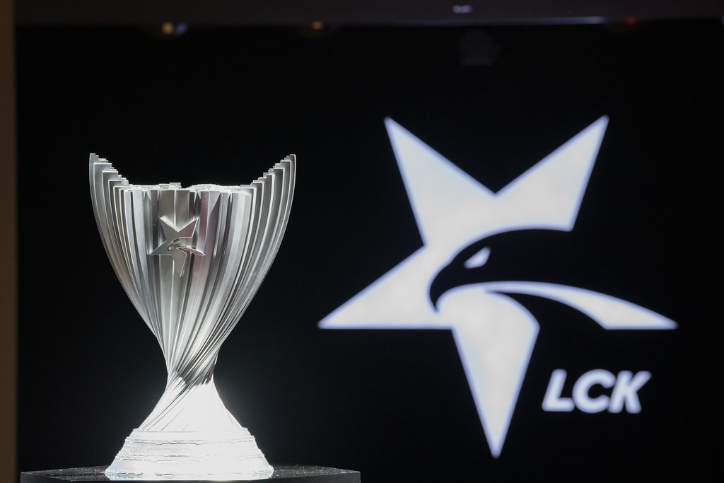 LCK trophy along with LCK logo. (Riot Games)