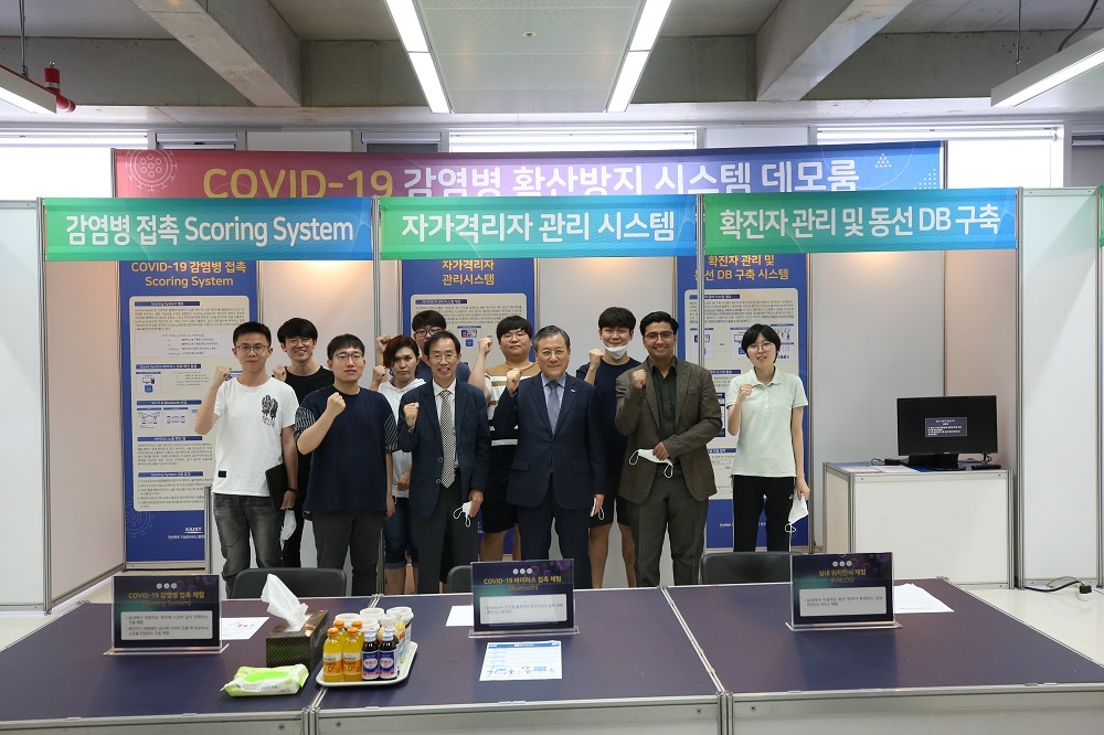 Professor Han Dong-soo (third from left) and Shin Sung-chul (third from right), the 16th president of KAIST, pose with the research team that fine-tuned the new app. (KAIST)