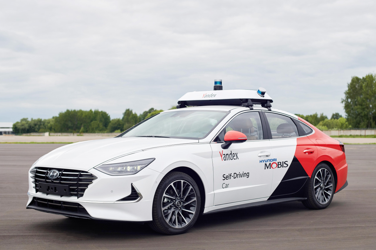A robo-taxi produced based on Hyundai Motor’s Sonata sedan by a Russian IT group Yandex. (Hyundai Mobis)