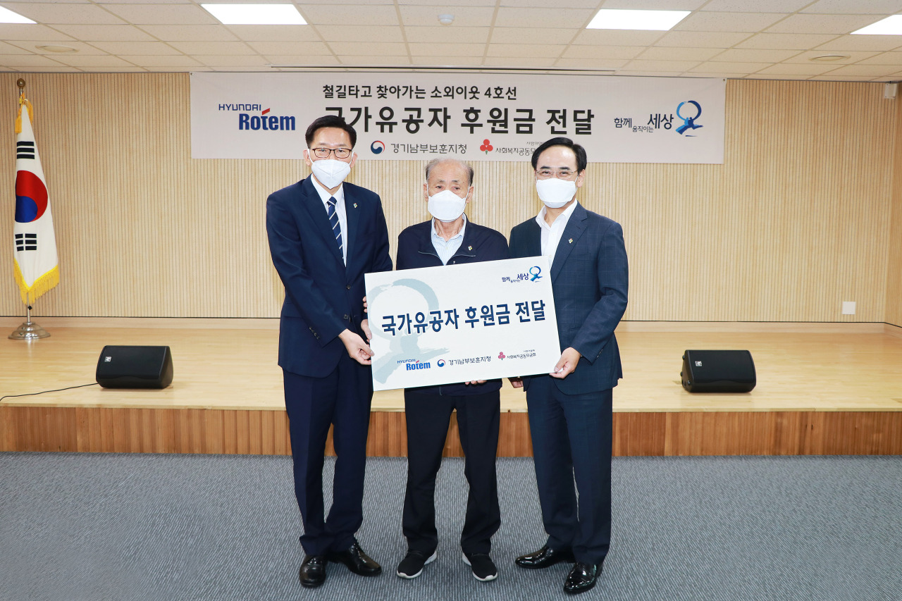 Hyundai Rotem CEO Lee Yong-bae (first from right) attends a donation ceremony at the Ministry of Patriots and Veterans Affairs’ regional office in Suwon, Gyeonggi Province, Friday. (Hyundai Rotem)