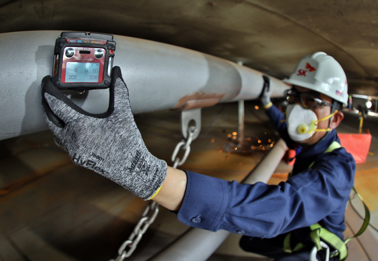 A worker installs a gas detection sensor at a concealed facility in Ulsan Complex (SK Energy) 