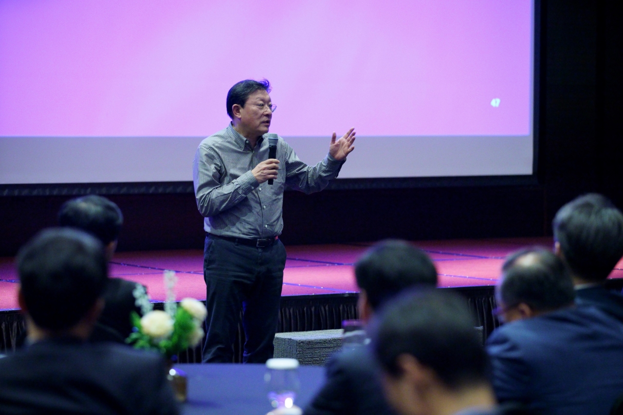 GS Chairman Huh Tae-soo explains the group’s strategy at the first GS executive forum in January. (GS Group)