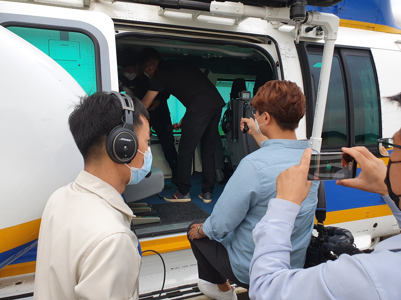 Reporters board Chamsuri helicopter and take pictures. (Kim Byung-wook/The Korea Herald)