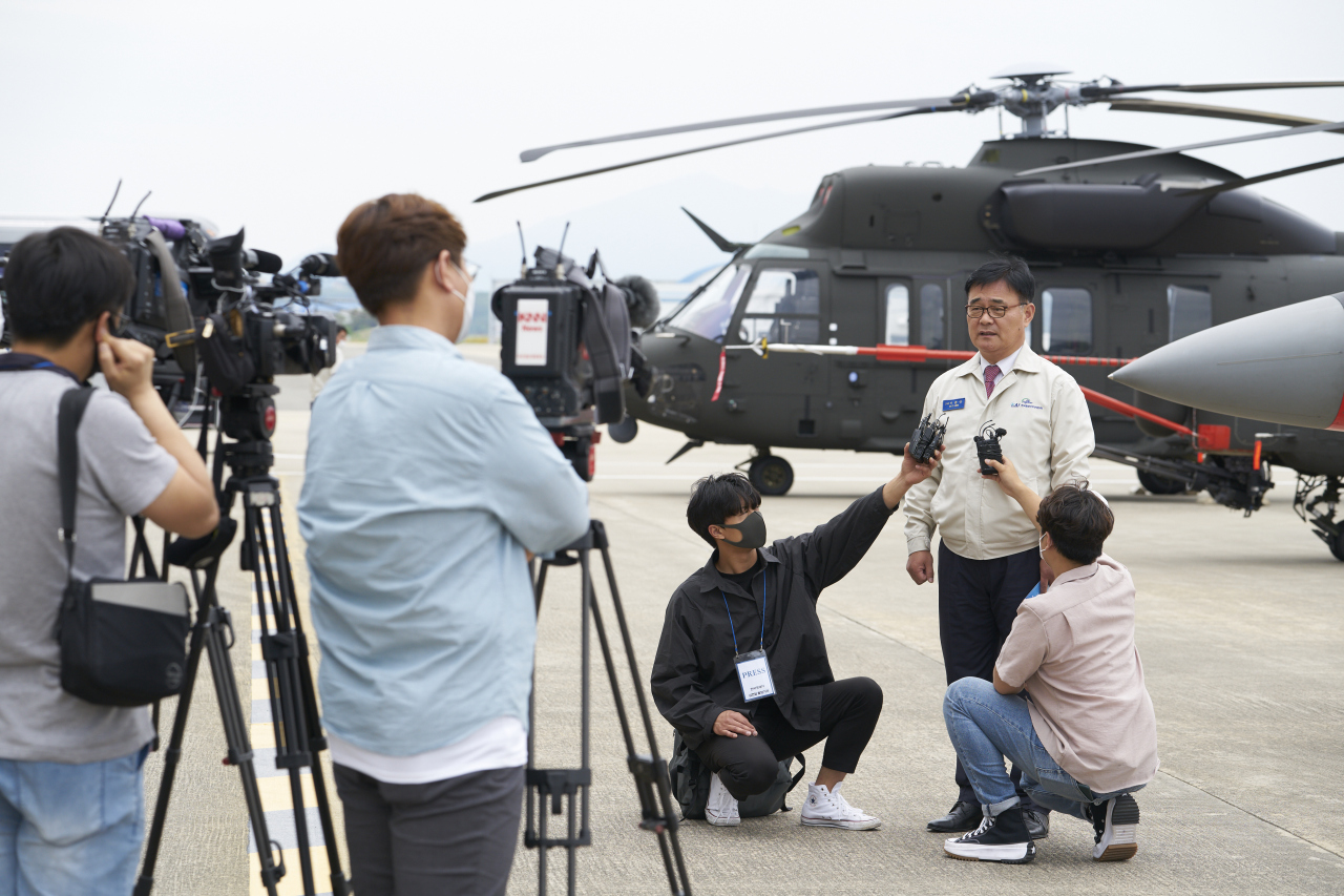KAI Vice President and General Manager Lee Bong-keun explains KAI’s export plans to reporters at the airfield. (KAI)