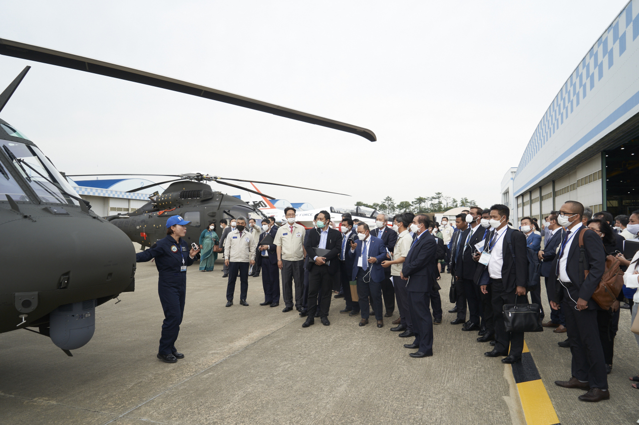 A KAI official briefs diplomats on Korean helicopters. (KAI)