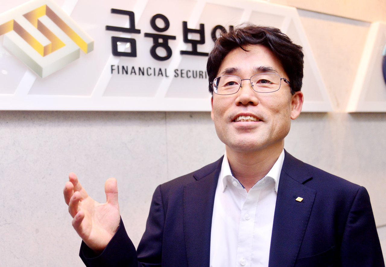 Financial Security Institute President Kim Young-gi speaks at an interview with The Korea Herald in Yeouido, Seoul, last week. (Park Hyun-koo/The Korea Herald)