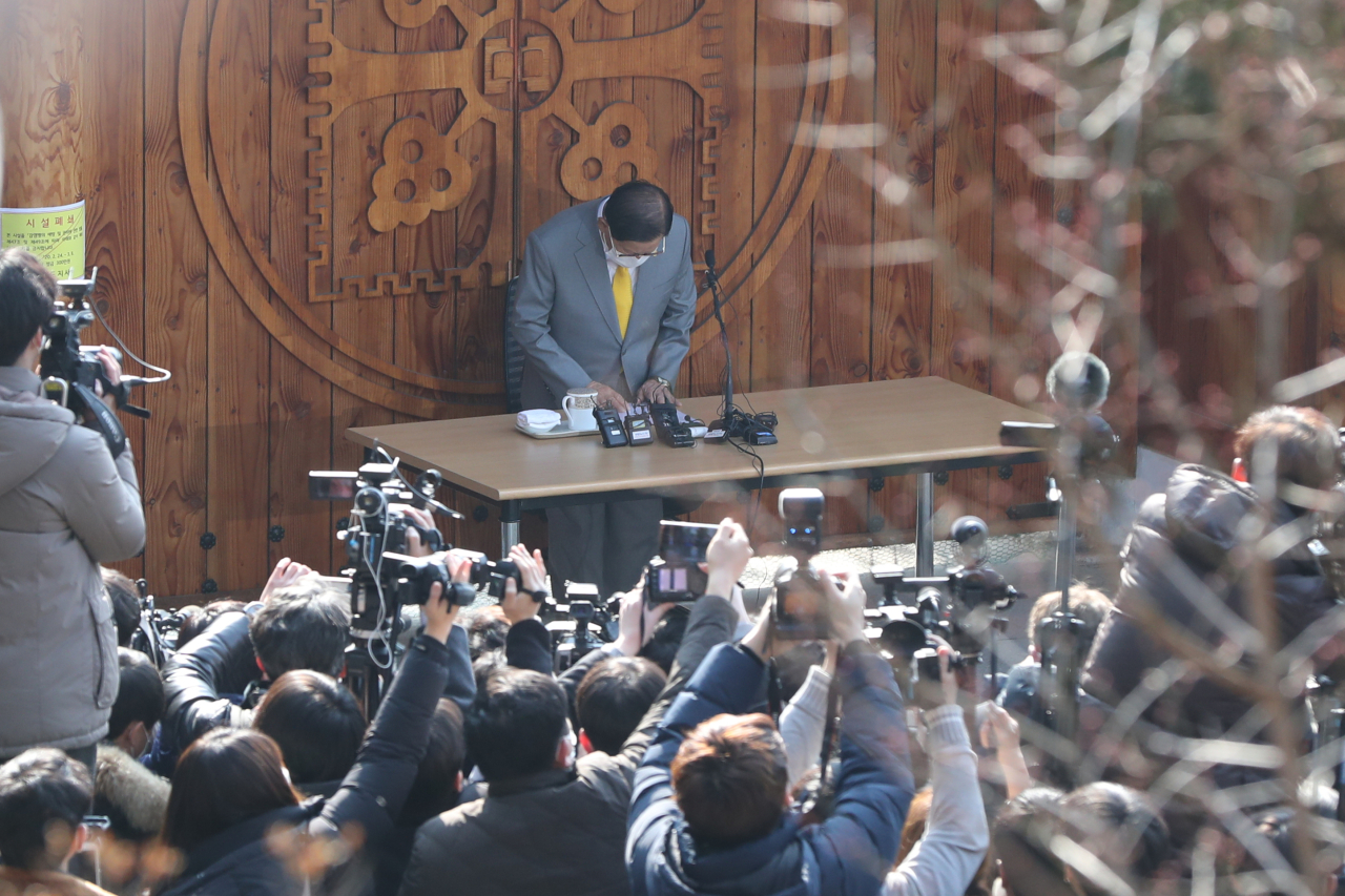 Shincheonji founder Lee Man-hee speaks to reporters during a press conference held early March. (Yonhap)