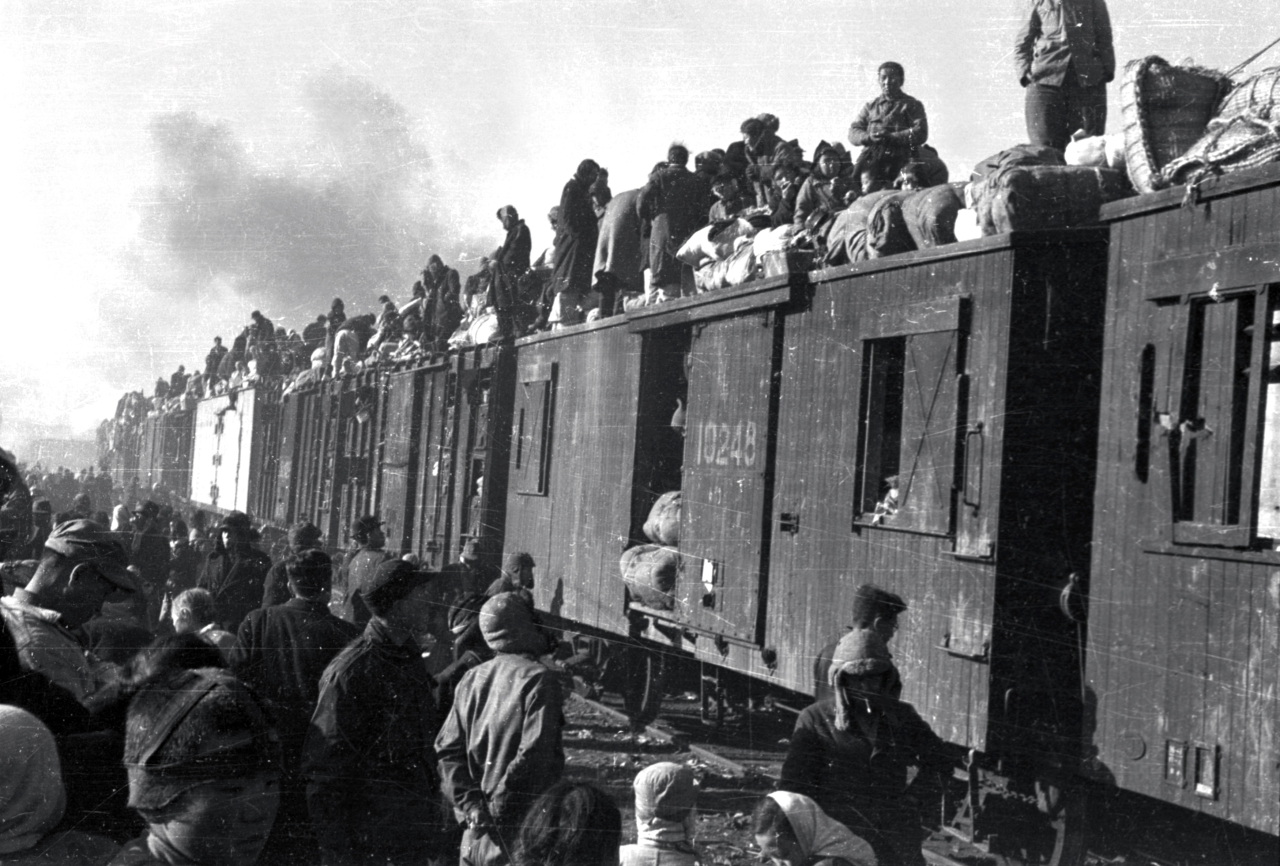 People fleeing the war are shown sitting atop train carriages in a photograph released by the International Red Cross dated December 29, 1950. (Yonhap)