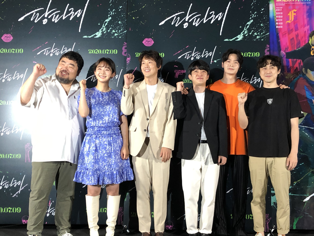(From left) Lead cast members of “Fanfare” Lee Seung-won, Lim Hwa-young, Park Jong-hwa, Park Se-jun and Nam Yeon-woo along with director Lee Don-ku pose for pictures at the film’s preview event in Seoul on Tuesday. (Indiestory)