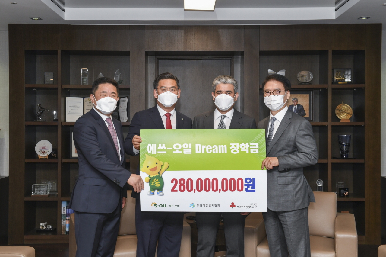 From right: S-Oil President Ryu Yul, S-Oil CEO Hussain A. Al-Qahtani, Korea Child Welfare Association Chairman Shin Jung-chan and Sundukwon orphanage principal Jin Yu-il deliver 280 million won to 44 two-year college students and 70 high school students from the orphanage. (S-Oil)