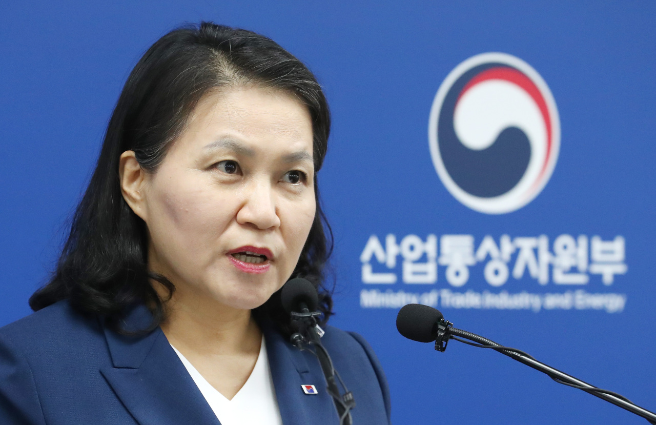 South Korean Trade Minister Yoo Myung-hee announces her bid to become the head of the World Trade Organization at Sejong Government Complex, Wednesday. (Yonhap)