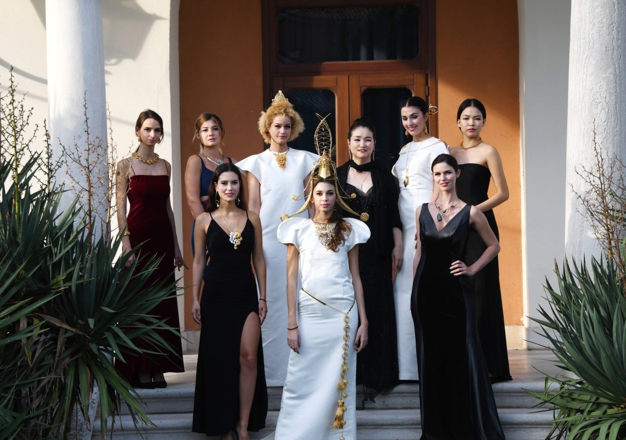 Designer Ye Myung-ji (second row, third from right) poses at a jewelry show in Venice, Italy in 2019 (Courtesy of the designer)