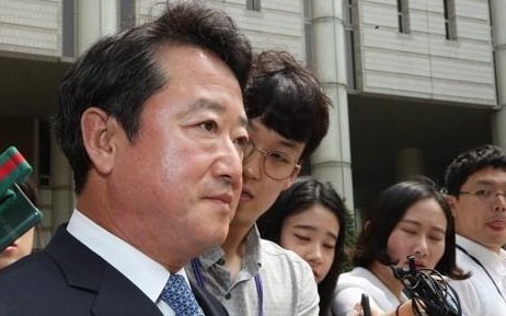 This file photo taken on July 18, 2019, shows former Kolon Group chief Lee Woong-yeol surrounded by reporters at the Seoul Central District Court in Seoul. (Yonhap)