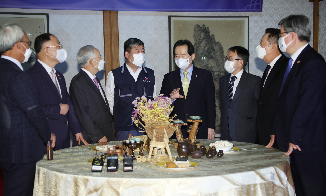 Representatives of the tripartite labor, management and government dialogue talk Wednesday morning before the scheduled signing of a preliminary agreement they reached the night before. The deal fell apart just 15 minutes before the scheduled signing time due to strong opposition within the Korean Confederation of Trade Unions, one of the two major umbrella labor groups. (Yonhap)