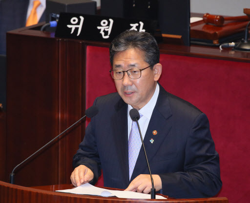 Culture Minister Park Yang-woo on Tuesday explains the ministry’s third extra budget plans to support the cultural industry amid COVID-19 at the National Assembly. (Yonhap)