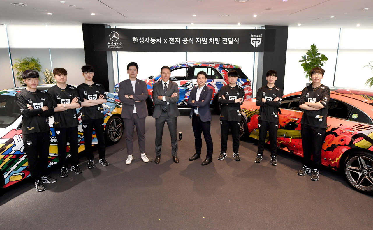 Han Sung Motor CEO Ulf Ausprung (center) and members of Gen.G Esports’ League of Legends team pose for a picture at a ceremony held at Han Sung Motor’s exhibition branch in Gangnam-gu, Tuesday (Han Sung Motor)