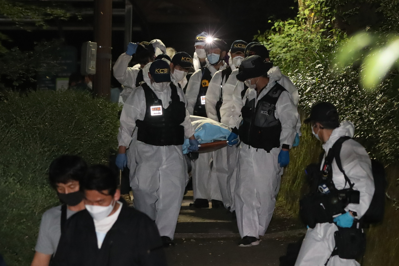 Police officers move the body of Seoul Mayor Park Won-soon to the Seoul National University Hospital on Friday. (Yonhap)