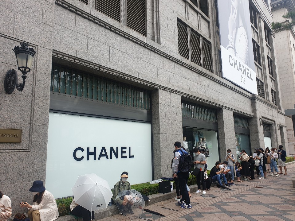 Shoppers line up in front of Shinsegae Department Store in Sogong-dong, central Seoul, Monday, to buy luxury products. (Choi Jae-hee/The Korea Herald)