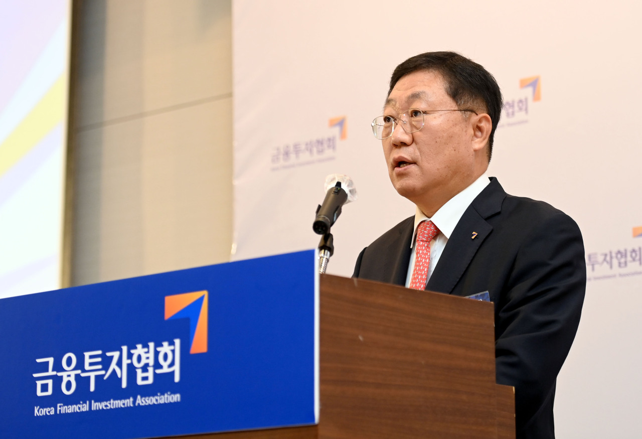 Na Jae-chul, chairman of the Korea Financial Investment Association, speaks at a press briefing in Seoul, Thursday. (KOFIA)
