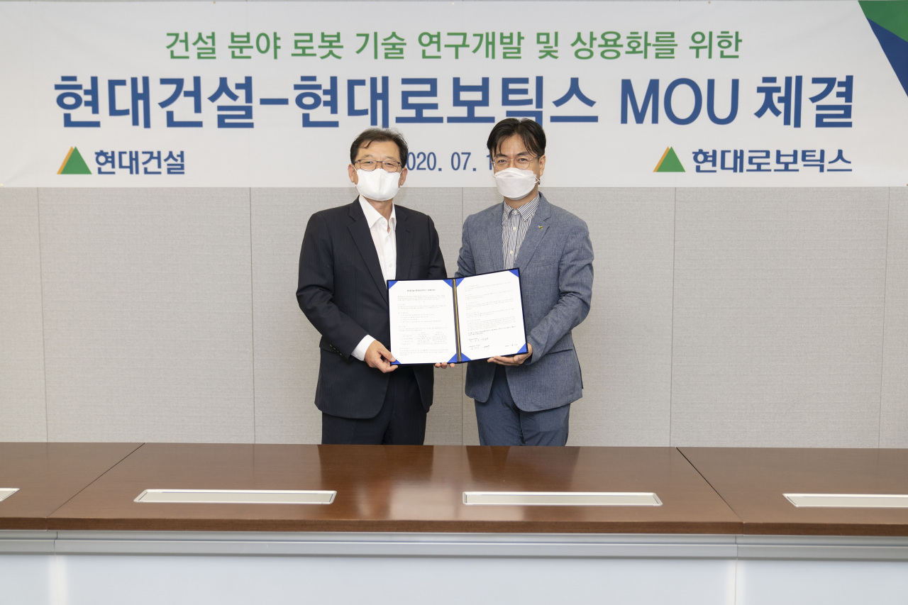 Hyundai Robotics signs a memorandum of understanding with Hyundai Engineering & Construction on Thursday on joint research and development of construction robotics technology. (Hyundai Heavy Industries Group)