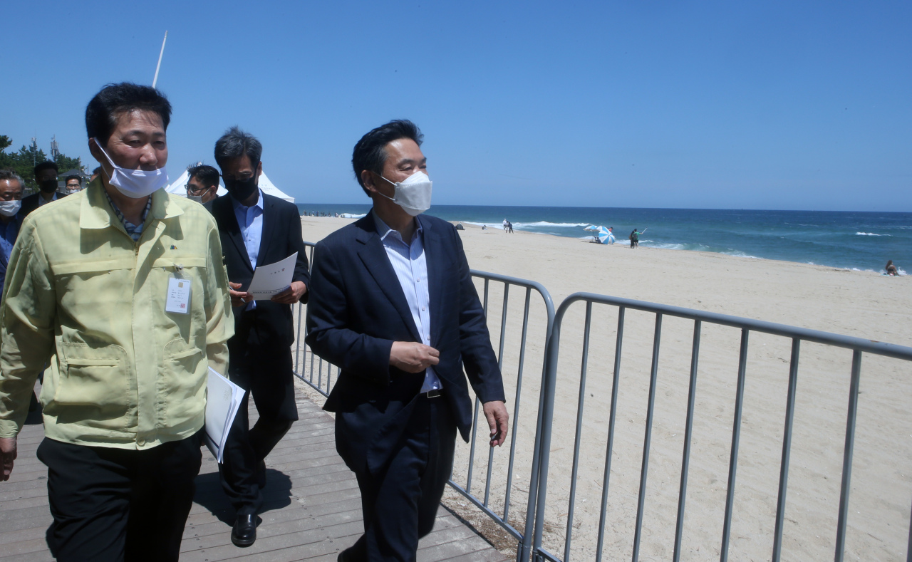 Officials visit a Gangwon beach on Thursday ahead of its opening. (Yonhap)
