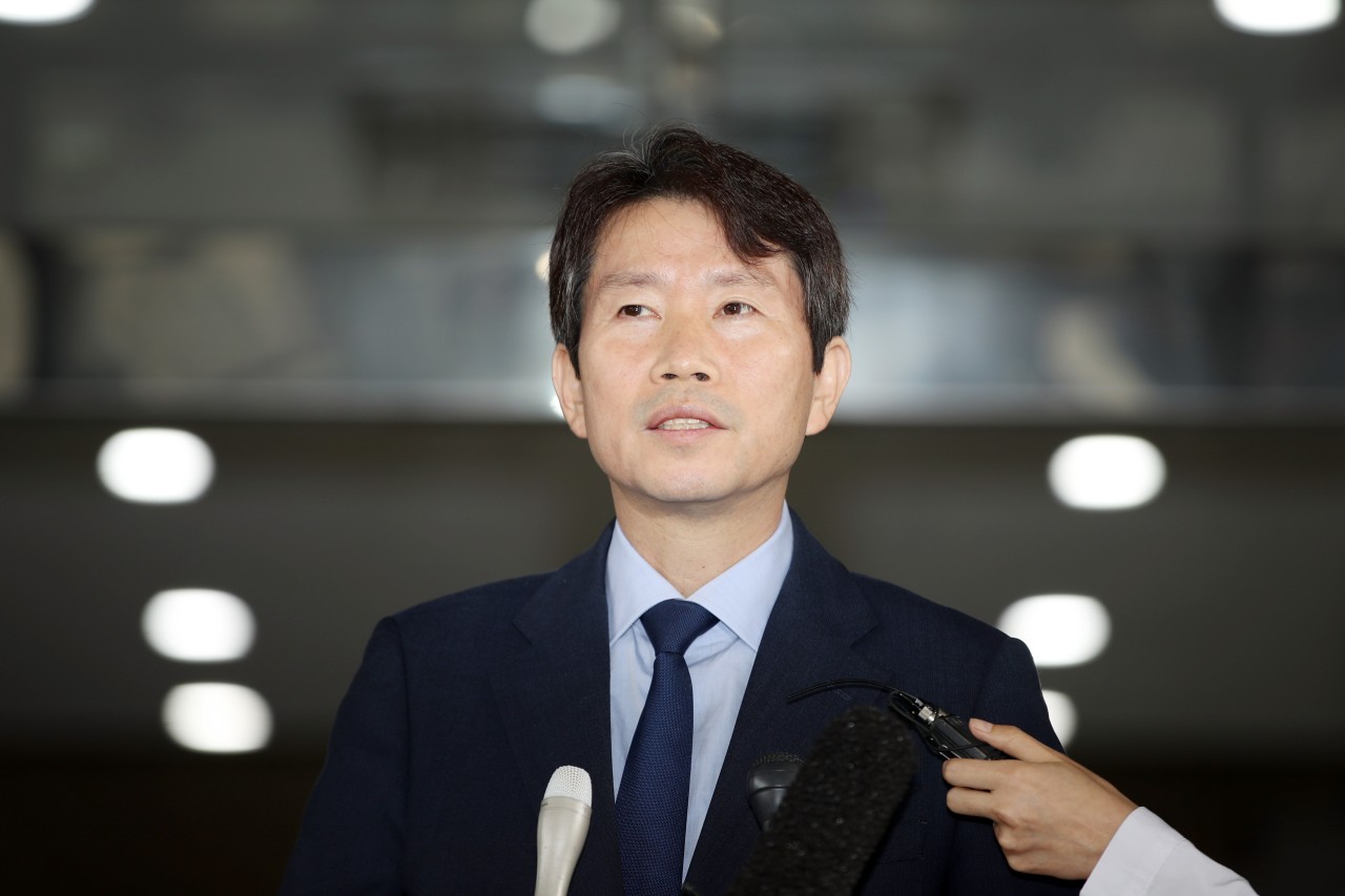 Unification Minister nominee Lee In-young speaks to reporters after arriving at the Office of Inter-Korean Dialogue in Seoul earlier this month, to prepare for his parliamentary confirmation. (Yonhap)