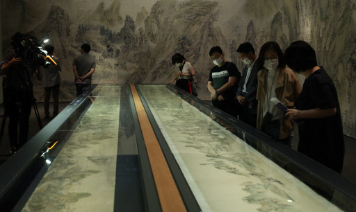 Participants of the “The New National Treasures of Korea” pre-opening press conference held on Monday view artifacts on display at the National Museum of Korea in Yongsan-gu, Seoul, on Monday. (Yonhap)