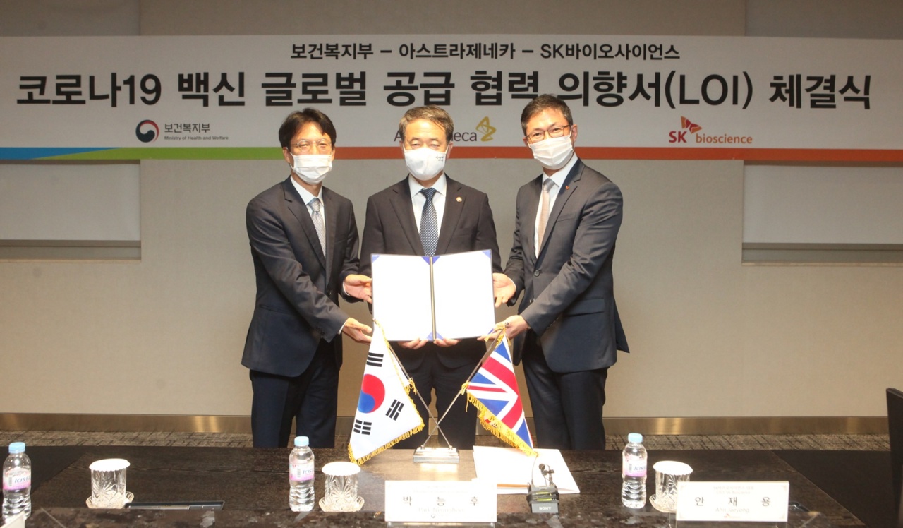 From left: AstraZeneca Korea’s CEO Kim Sang-pyo, Health Minister Park Neung-hoo and SK Bioscience CEO Ahn Jae-yong hold up the signed MOU at SK Bioscience’s research laboratory in Pangyo, Gyeonggi Province. Also attending the ceremony, but not in the picture here, were UK Ambassador to Korea Simon Smith, SK Discovery Vice-Chairman Choi Chang-won. Pascal Soriot, CEO of AstraZeneca Global, joined via videoconference chat. (SK Bioscience)