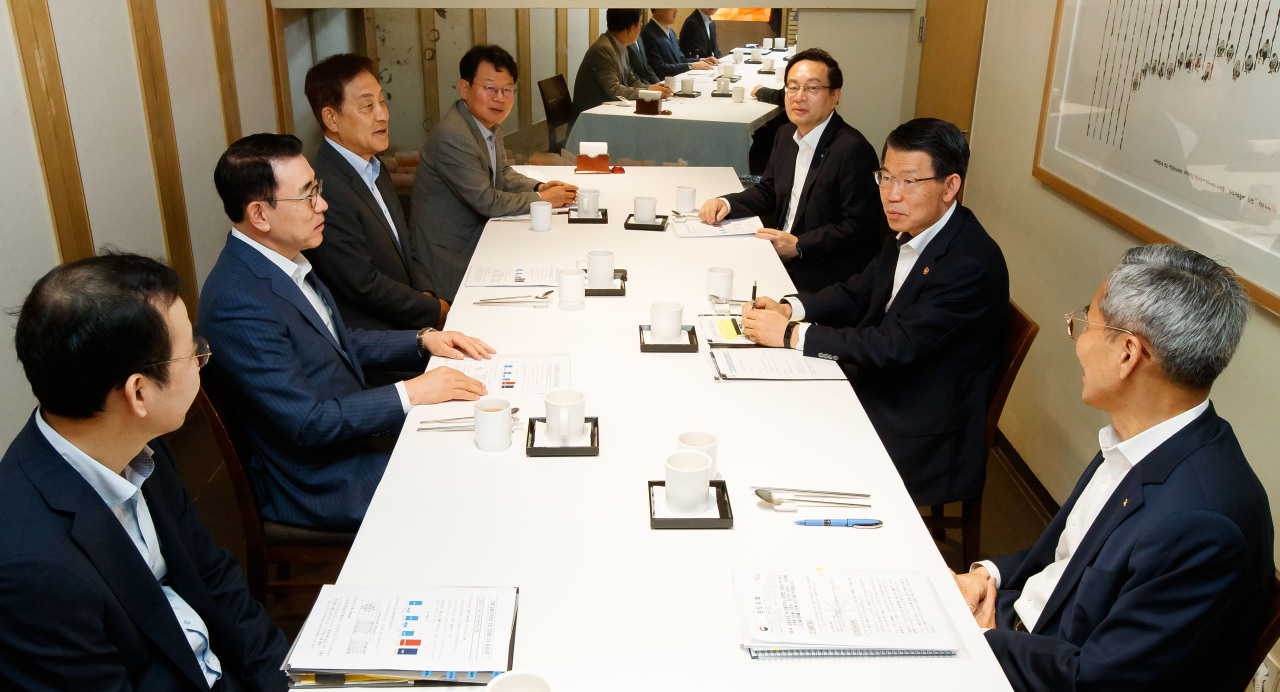 (From second left, clockwise) Shinhan Financial Group Chairman Cho Yong-byoung, Hana Financial Group Chairman Kim Jung-tai, NH NongHyup Financial Group Chairman Kim Kwang-soo, Woori Financial Group Chairman Sohn Tae-seung, Financial Services Commission Eun Seong-soo and KB Financial Group Chairman Yoon Jong-kyoo attend a breakfast meeting held at a restaurant in Seoul on Thursday. (FSC)