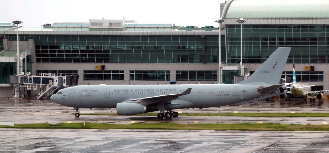The Air Force`s KC-330 carrying South Korean nationals from Iraq arrived at Incheon International Airport on Friday. (Yonhap)