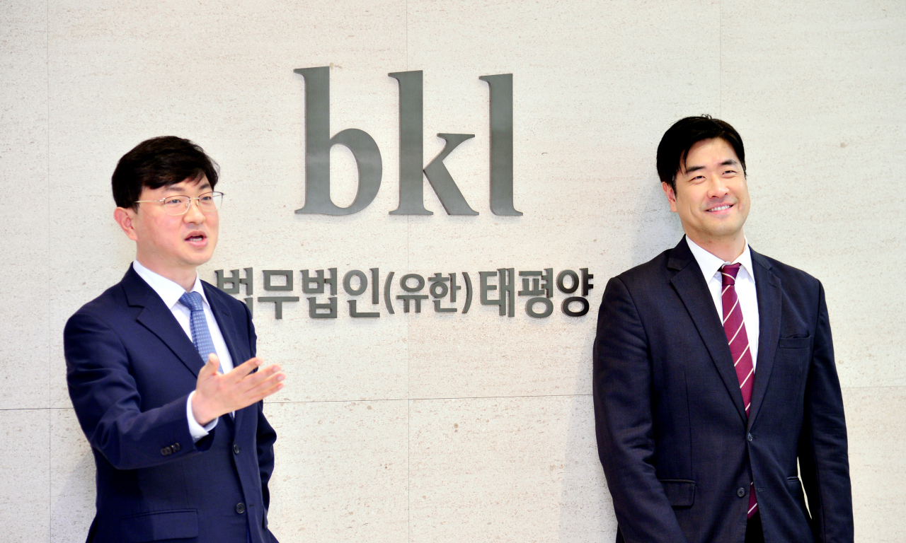 Bae, Kim & Lee partner Kim Kwang-jun (left) and senior foreign attorney Kim Se-jin speak at an interview with The Korea Herald at the Bae, Kim & Lee headquarters in Seoul. (Park Hyun-koo/The Korea Herald)