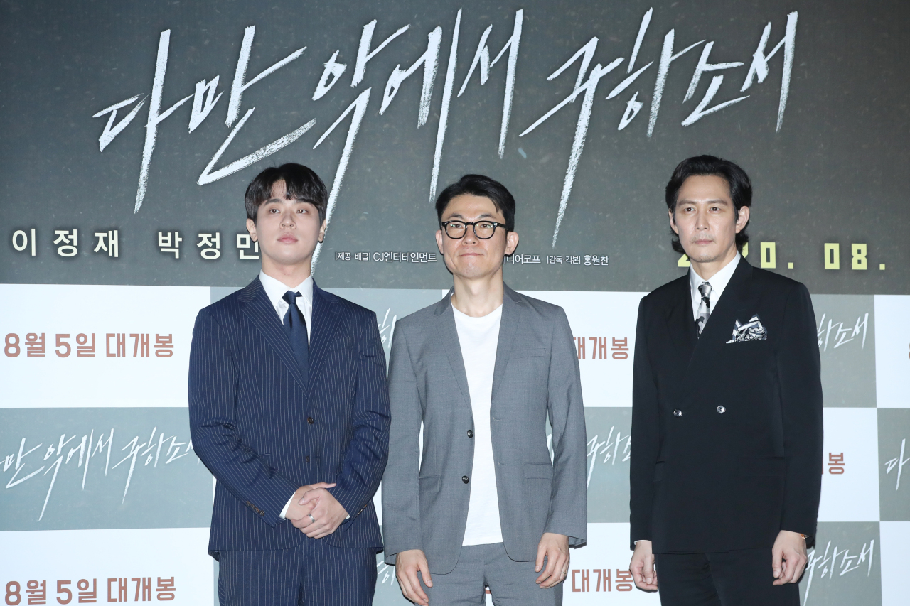 Director Hong Won-chan (center) and lead cast members Park Jung-min (far left) and Lee Jung-jae pose at a press premiere event at CGV Yongsan I’Park Mall in Seoul on Tuesday to promote “Deliver Us From Evil.” (Yonhap)