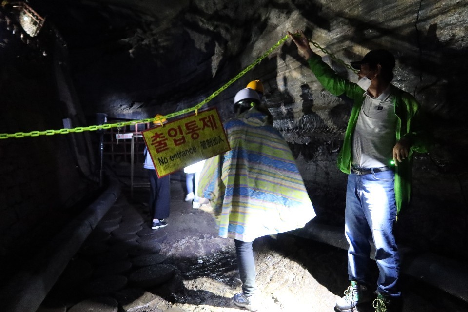 A participants of 2020 World Heritage Festival press tour enters one of the restricted sections of Manjanggul on July 24. (Song Seung-hyun/ The Korea Herald)