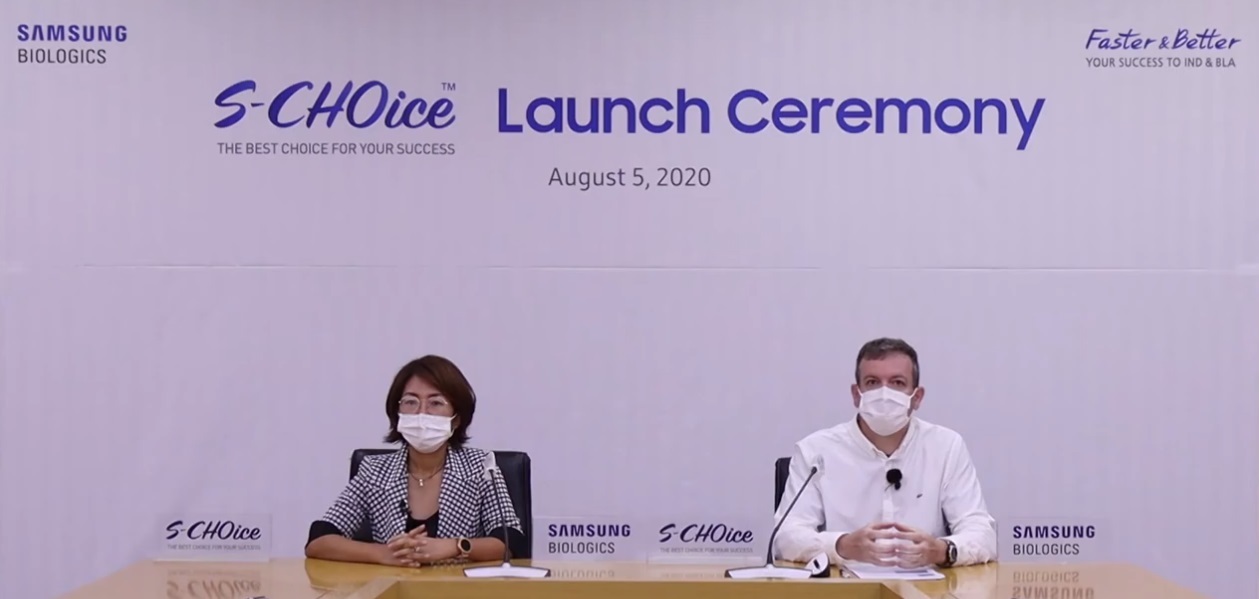 Yang Eun-young, vice president of Samsung Biologics' CDO business (left) and John Gill, director of cell line development (Image screen-captured from YouTube live presentation)