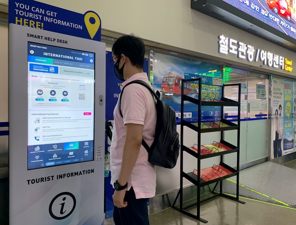 A visitor uses the new multilingual kiosk at Dongdaegu station. (Korail)