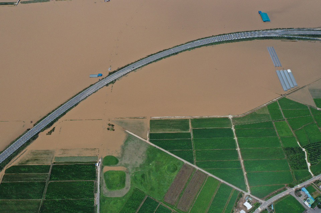 Fields along Yeongsan River in Naju, South Jeolla Province, are submerged on Sunday after heavy rains caused an overflow. (Yonhap)