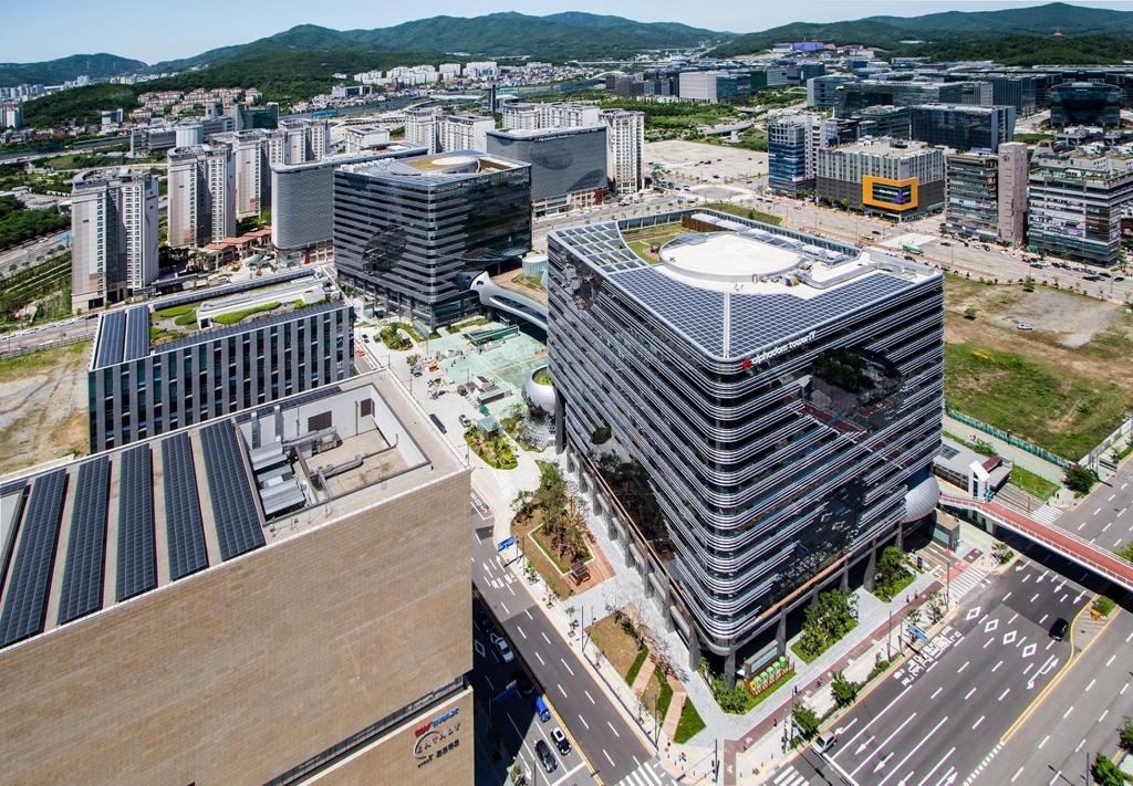 An aerial view of office buildings near Pangyo Station before constructions of part of Pangyo Alpha Dome City complex took place. (Korea Land and Housing)