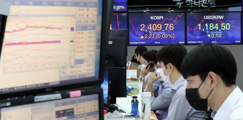 Employees from Hana Bank work at a trading room, monitoring stock market data on Tuesday in Seoul. (Yonhap)