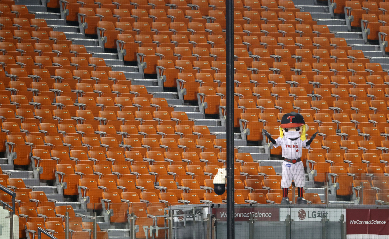 A mascot of LG Twins cheers players in its match against Kia Tigers at Jamsil Baseball Stadium in Seoul Tuesday. (Yonhap)