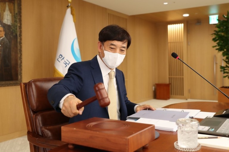 Bank of Korea Gov. Lee Ju-yeol holds a meeting in Seoul on May 28, when the seven-member policymaking board voted to cut the key rate by a quarter-percentage point to a new record low of 0.5 percent. (Bank of Korea)