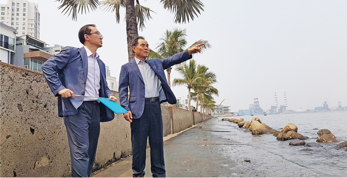 Korea Rural Community Corporation CEO Kim In-sik (right) visits the Jakarta business site in Indonesia in September 2019. (KRCC)